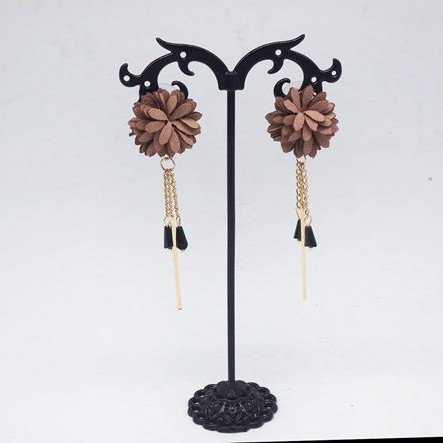 Σκουλαρίκια κρεμαστά με μπεζ-καφέ λουλούδι