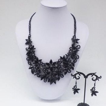 Σετ κολιέ σε μαύρο χρώμα με σκουλαρίκια