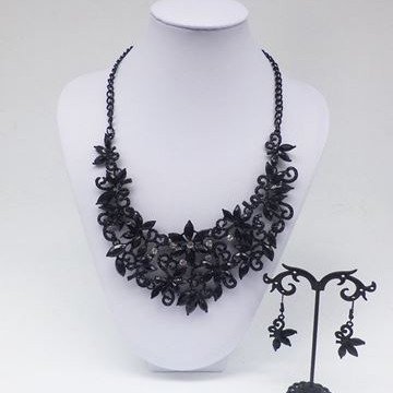 Σετ κολιέ σε μαύρο χρώμα με σκουλαρίκια