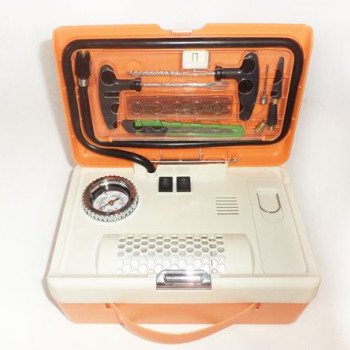 Κομπρεσέρ αυτοκινήτου 12V σε βαλιτσάκι με σετ εργαλείων επισκευής ελαστικών + Φακός