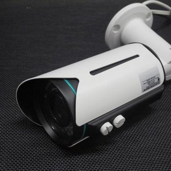 Κάμερα AHD 2MP Varifocal 2.8 - 12mm Zoom εξωτερικού χώρου με νυχτερινή λήψη στα 30-40m