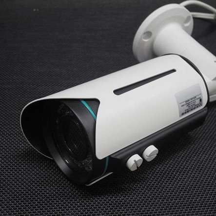 Κάμερα AHD 2MP Varifocal 2.8 - 12mm Zoom εξωτερικού χώρου με νυχτερινή λήψη στα 30-40m