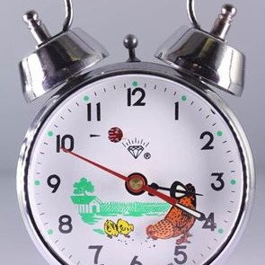 Ξυπνητήρι επιτραπέζιο κουρδιστό αντίκα με μηχανικό κουδούνισμα και κινητή παράσταση κόκκορα που κουνάει το κεφάλι σαν να λαλάει