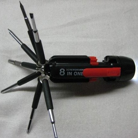 Πολυεργαλείο σετ με 5 κατσαβίδια και φακό Led 6 in1 [Δείτε σχετικό video]
