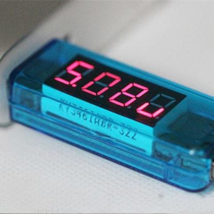 Συσκευή tester USB μετρά τάση και ένταση ρεύματος