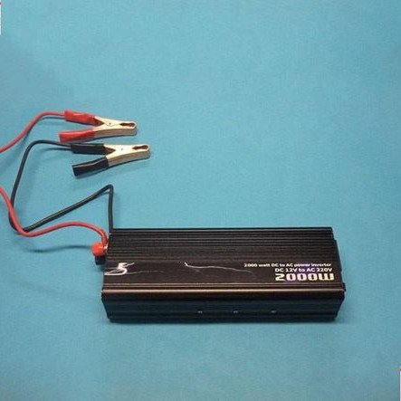 Inverter αυτοκινήτου 2000 watt μετατρέπει τα 12V σε 220V