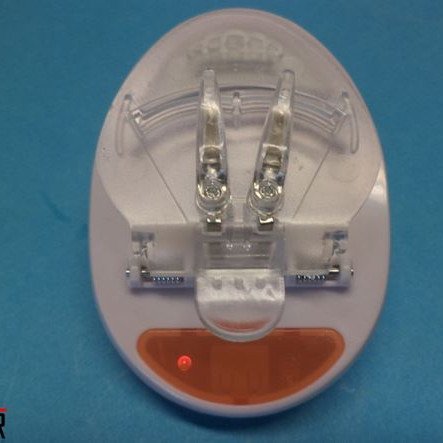 Φορτιστής όλων των τύπων μπαταρίας κινητών τηλεφώνων από ρεύμα 220 volt ή δύο μπαταρίες R6